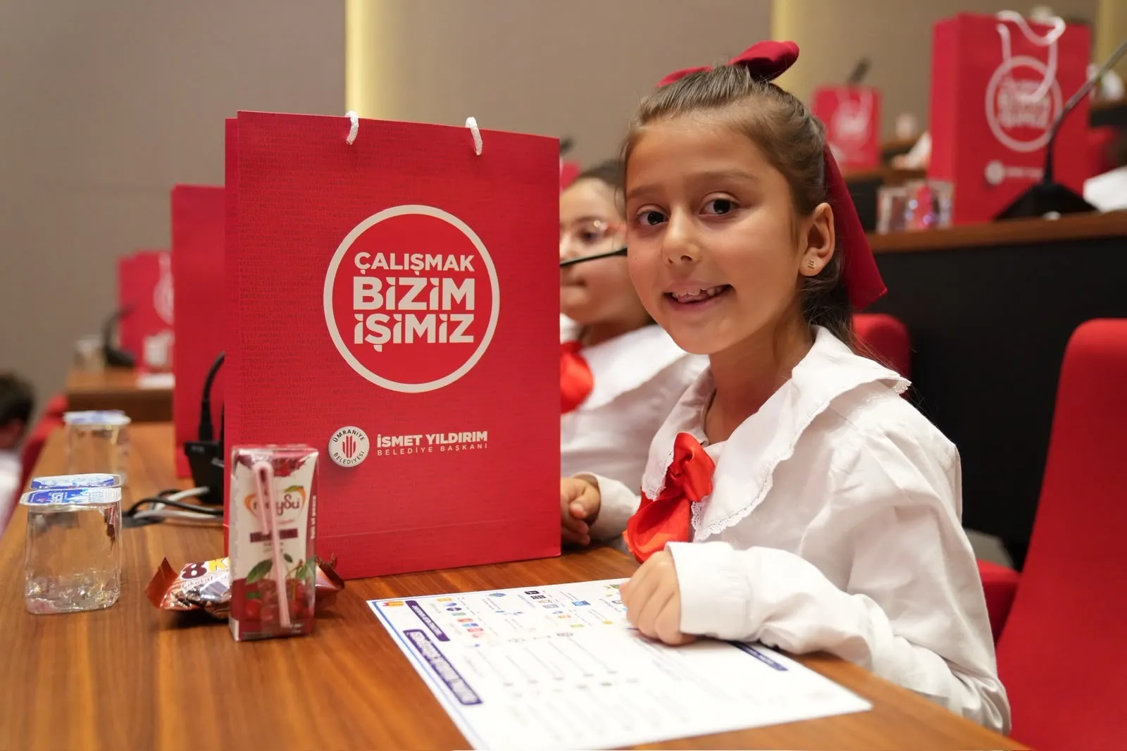 Ümraniye'de öğrencilere söz verilen tabletler teslim edildi