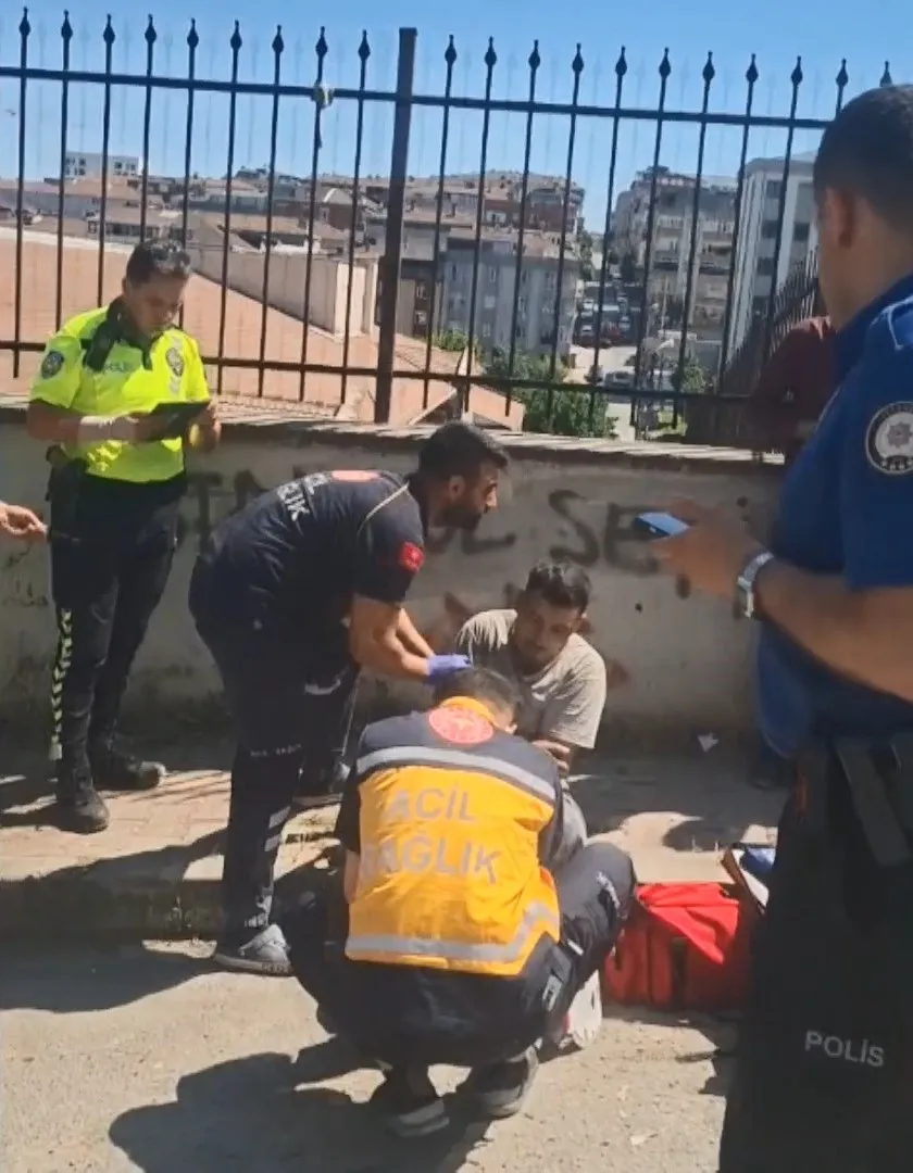 Sultangazi'de freni patlayan kamyonet park halindeki arabanın üzerine devrildi
