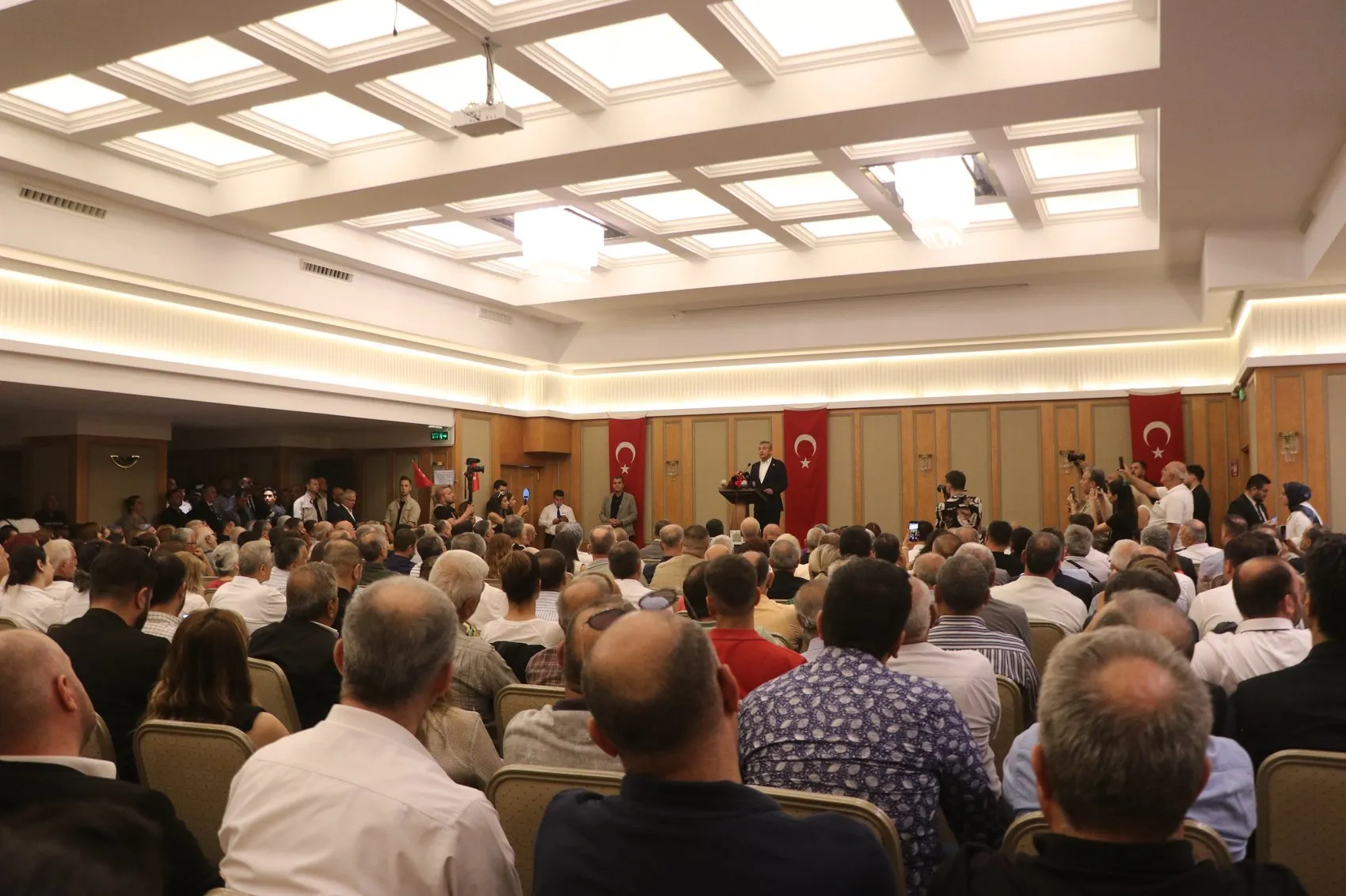 Özgür Özel'den CHP'ye yönelik müdahalelere sert çıkış