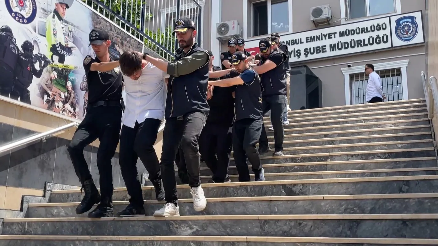 Havalimanına giden turistleri soyan çeteyi şoför ele verdi