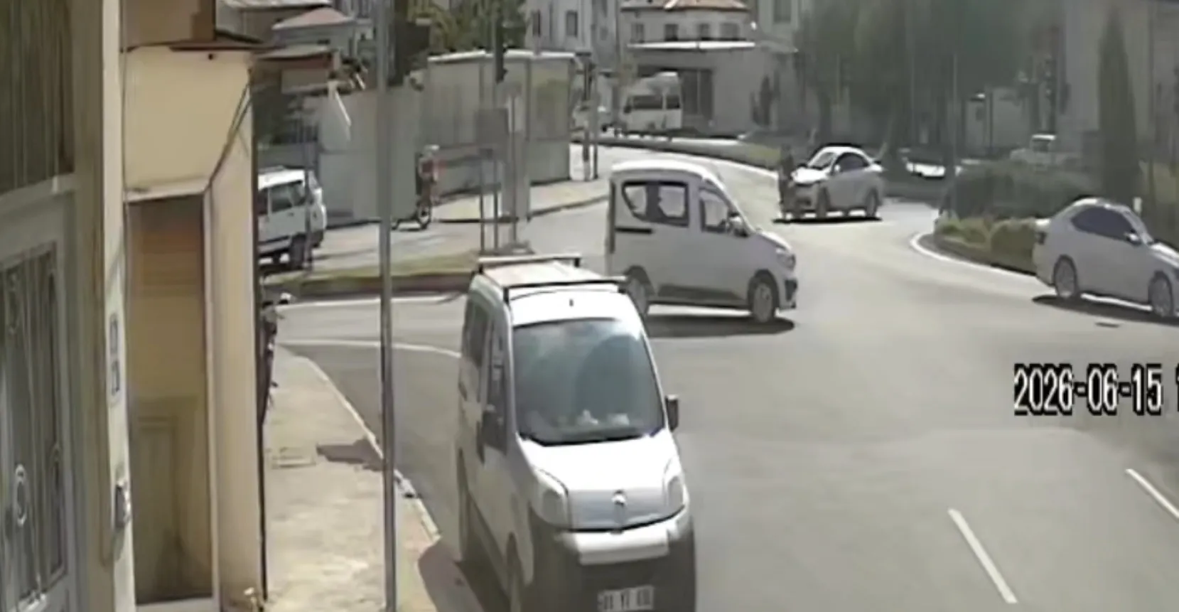 Kozan'da kavşak kazası kameraya yansıdı