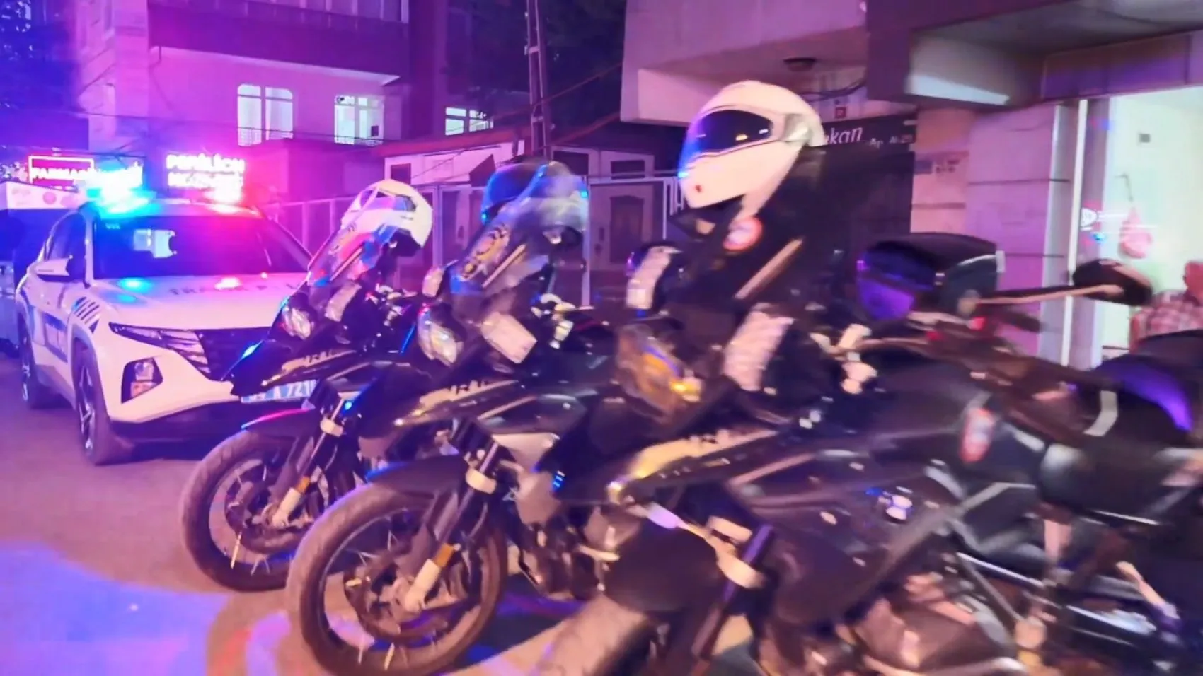 Avcılar sokaklarında gece yarısı yoğun polis denetimi