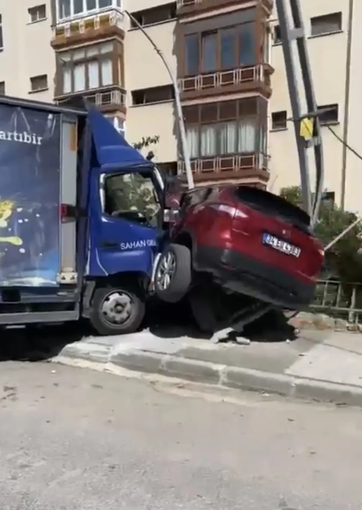Maltepe'de freni patlayan kamyonet ortalığı birbirine kattı