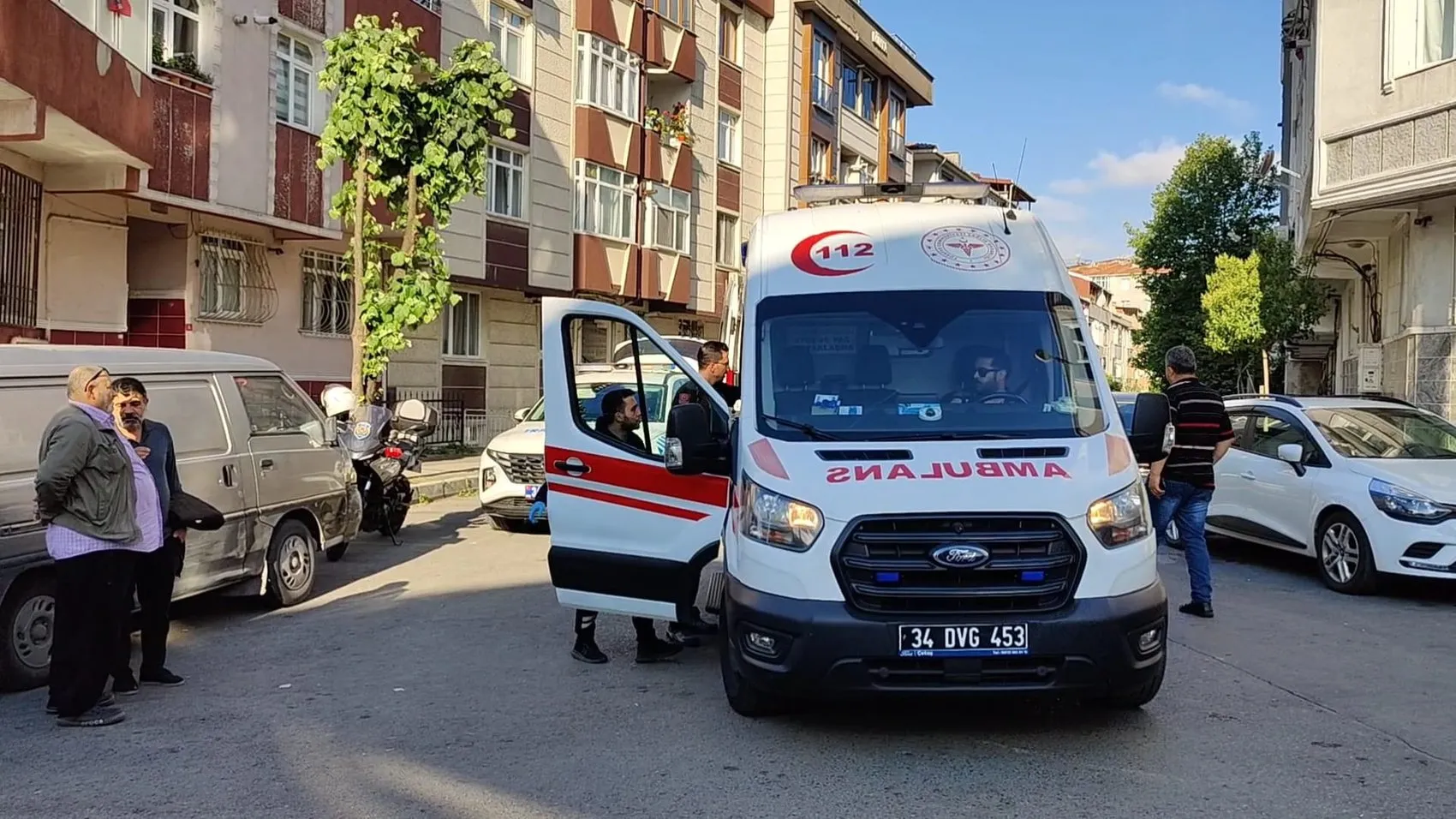 Gaziosmanpaşa’daki yangında korku dolu anlar Kardeşler ambulansta kavuştu
