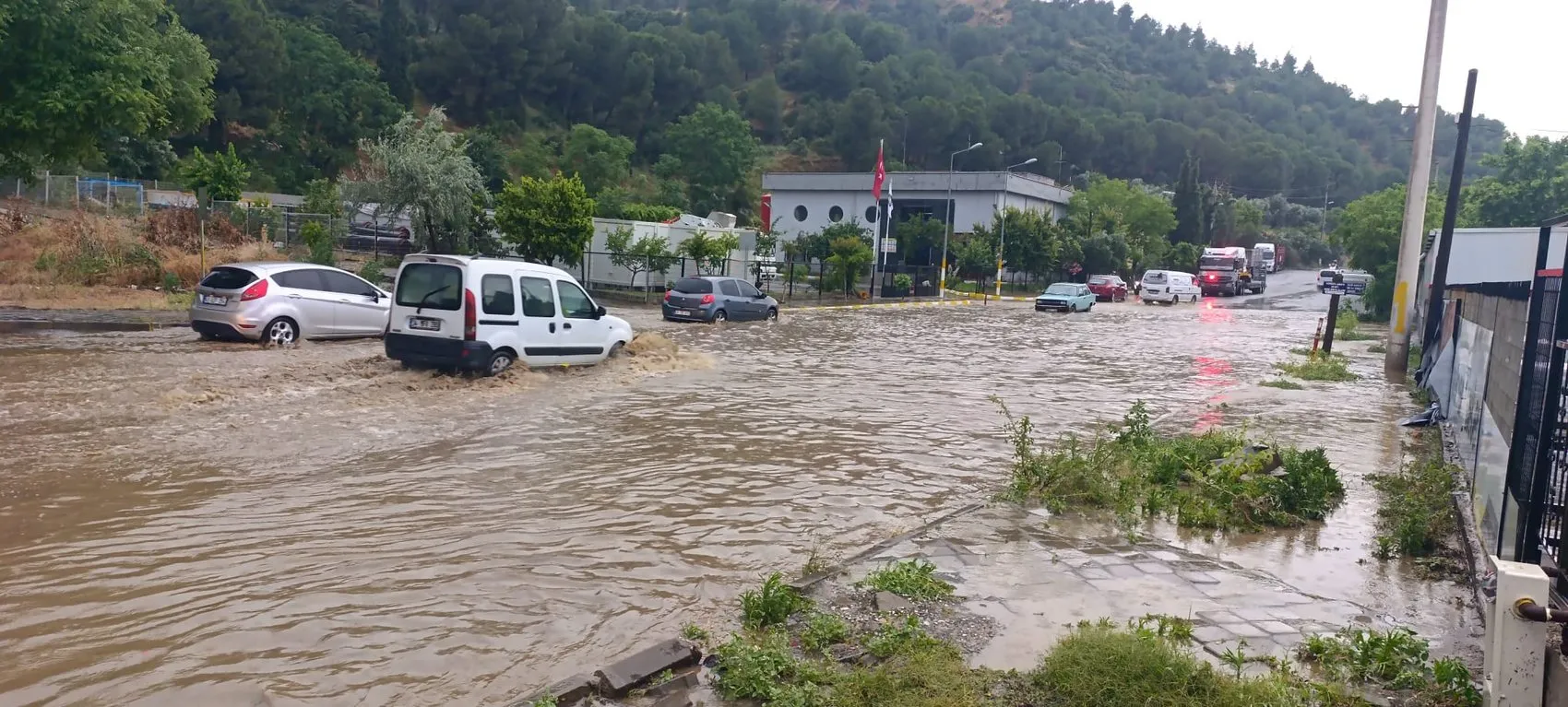 Manisa Salihli’de sel suları evleri bastı