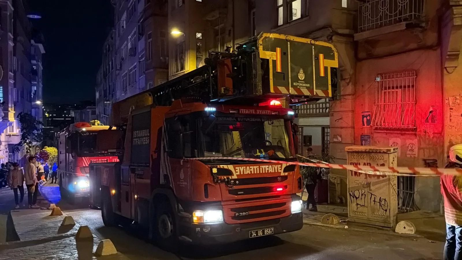 Beyoğlu’nda gece yarısı korkutan bina tahliyesi