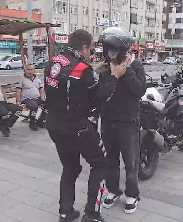 Kayseri polisi sınava geç kalan gençlerin imdadına yetişti