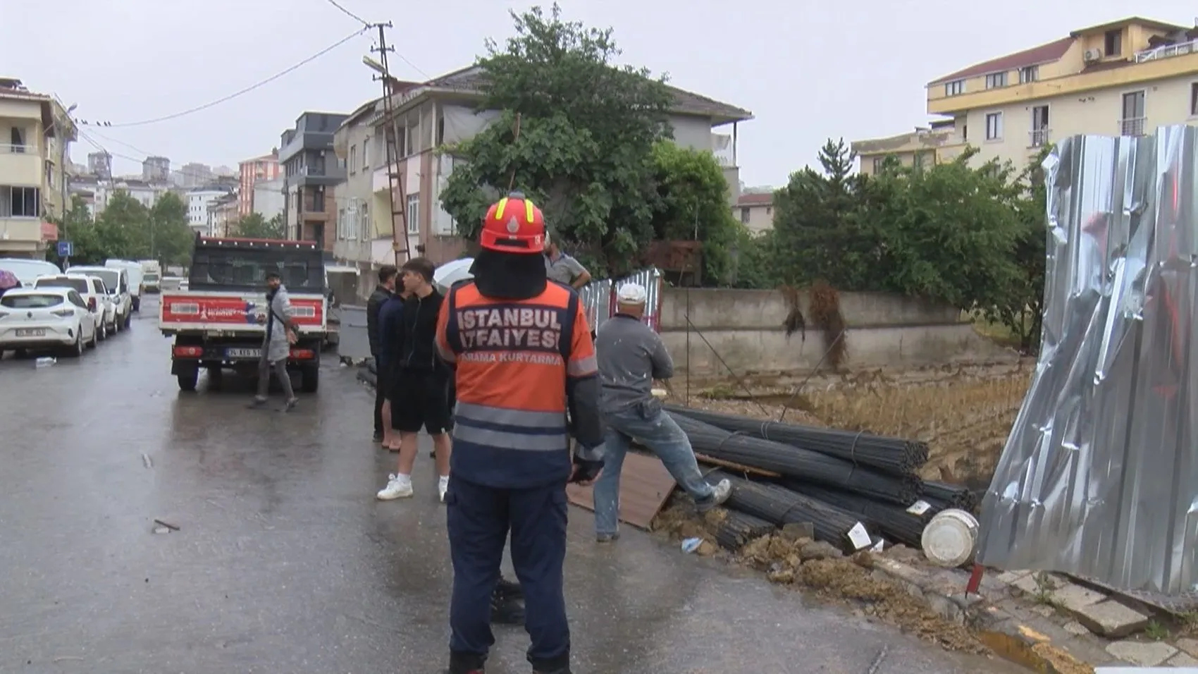 Sancaktepe'de inşaat alanında toprak kaydı