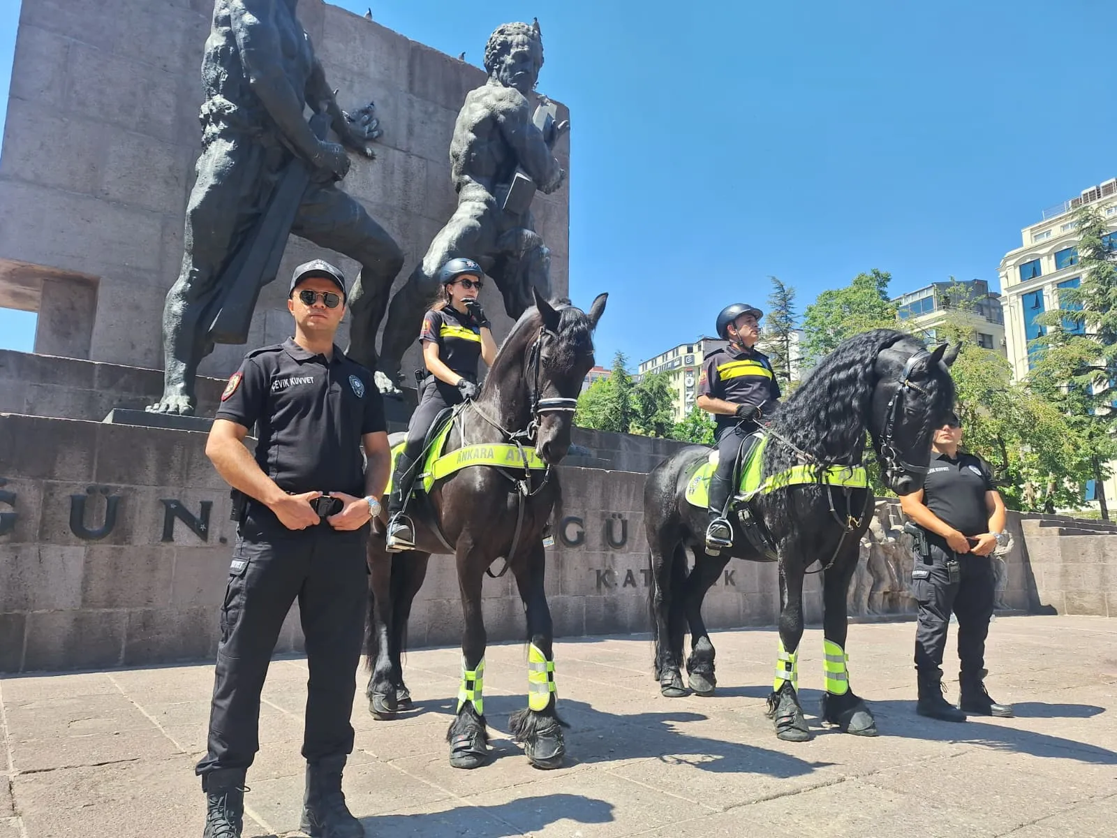 Ankara sokaklarında NATO Zirvesi için atlı polis dönemi