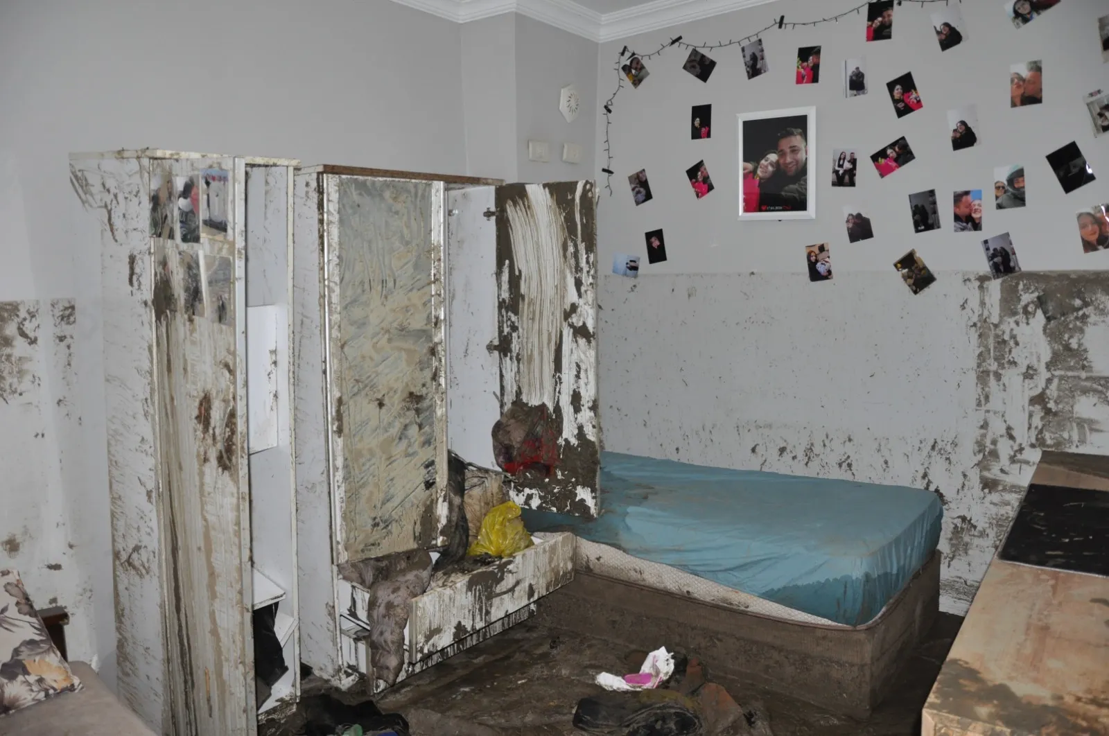 Salihli'de sel suları evi yuttu Boynuma kadar su geldi