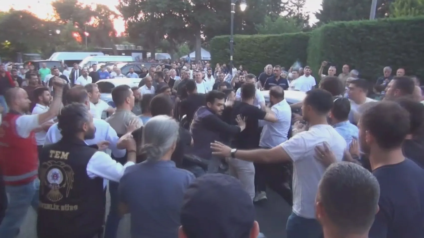 Silivri Belediyesi yolsuzluk soruşturmasında adliye önü karıştı