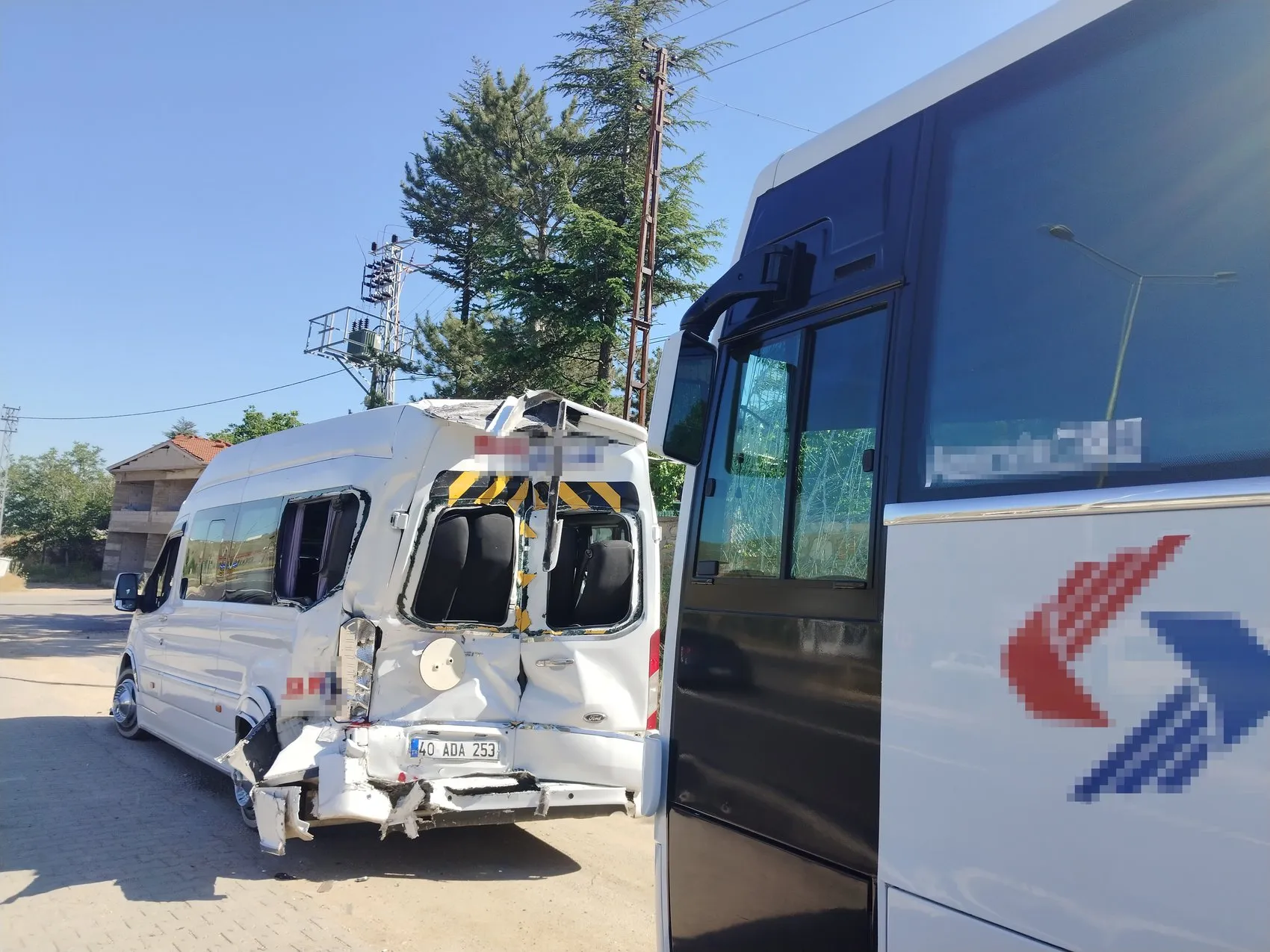 Kırşehir yolunda işçi servisleri çarpıştı 17 yaralı