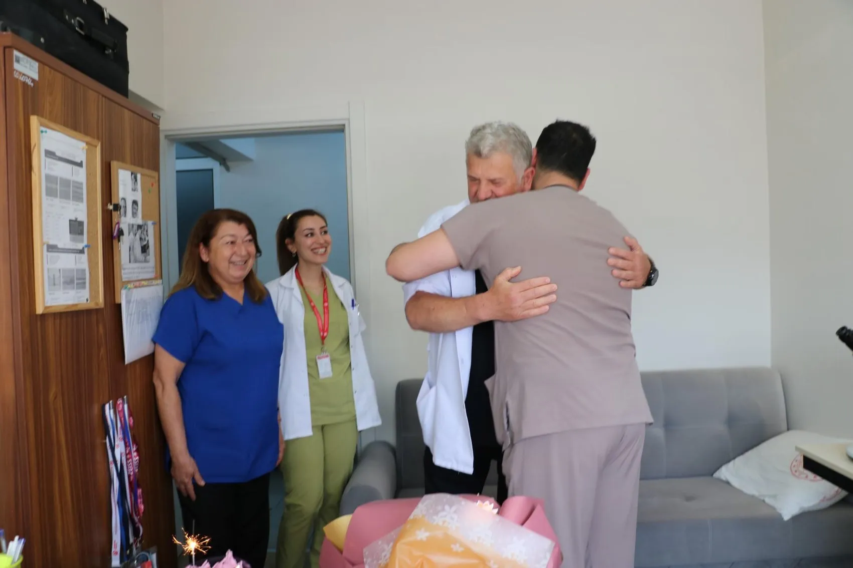 Aynı hastanede görev yapan baba ve oğuldan duygusal Babalar Günü