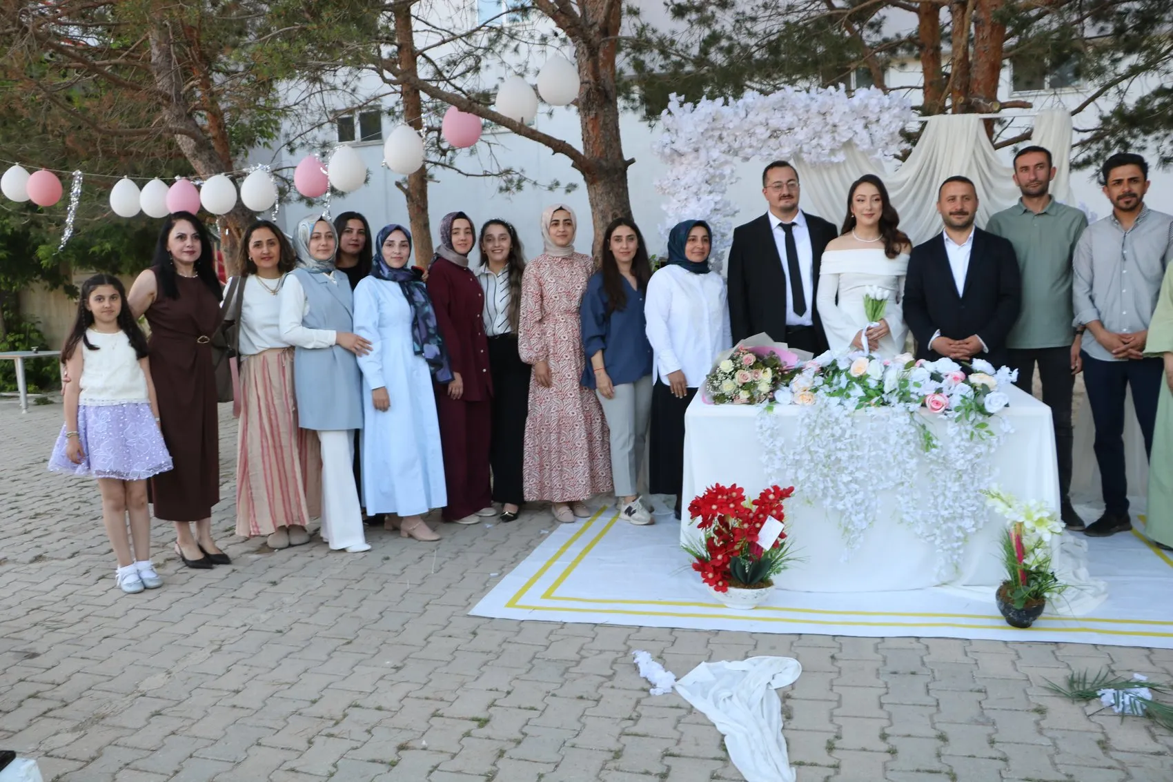 Yüksekovalı öğretmen çift nikah masasını okul bahçesine taşıdı