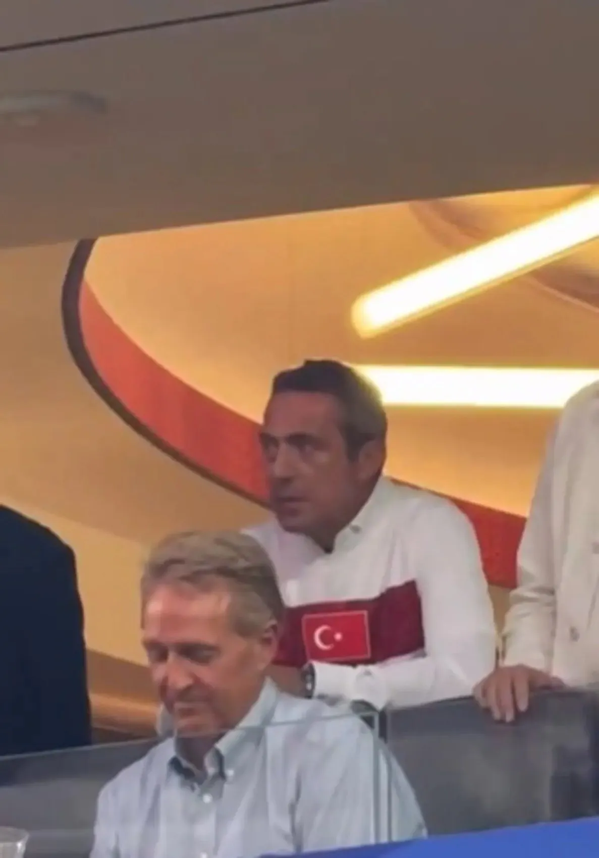 Ali Koç ve Brad Pitt Türkiye-ABD maçını yan yana izledi! Loca fiyatı ortaya çıktı 2