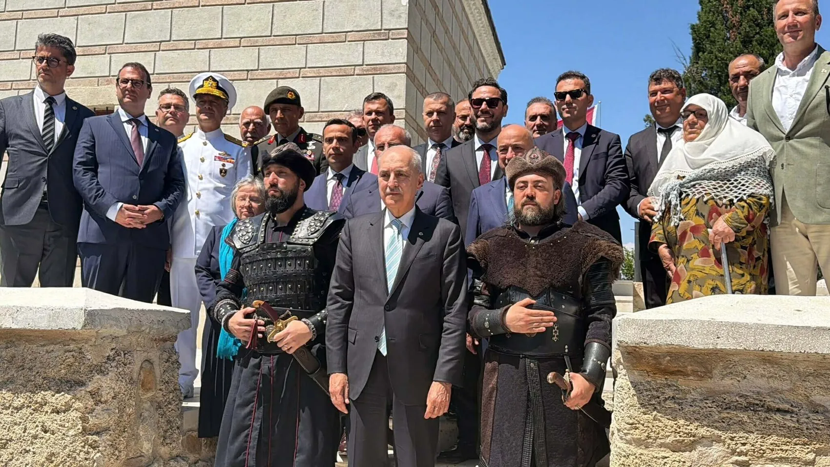 Numan Kurtulmuş Gelibolu fethinin yıl dönümünde türbe ziyaretinde bulundu