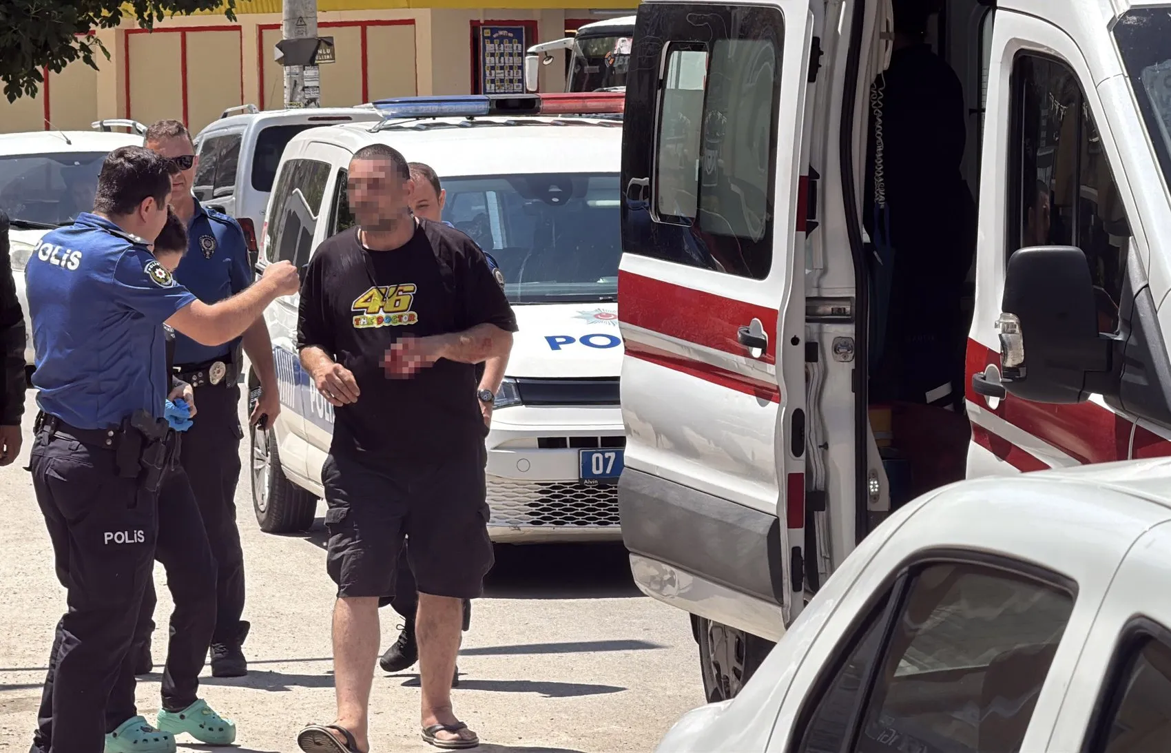 Antalya’da gergin anlar Dükkanını ateşe vermekle tehdit etti