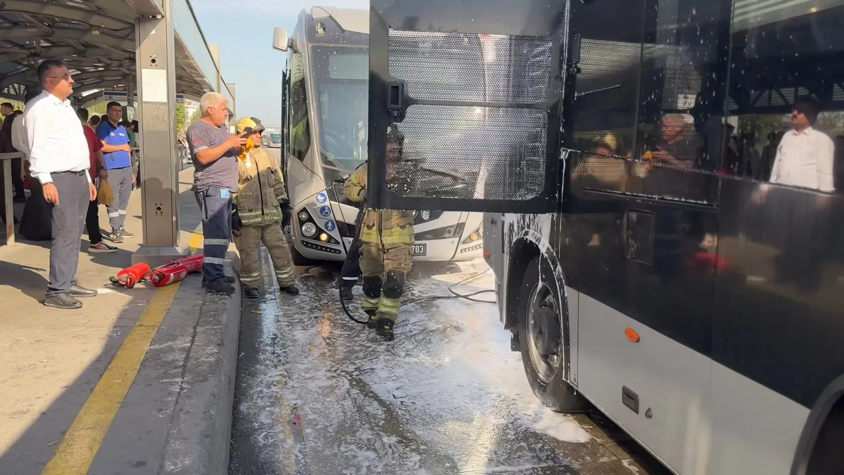 Avcılar’da metrobüs seferlerini aksatan yangın paniği