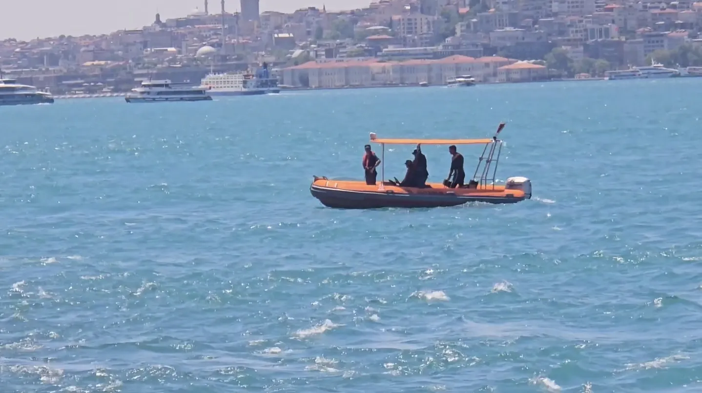 Üsküdar sahilinde denize giren kişi için günlerdir arama yapılıyor