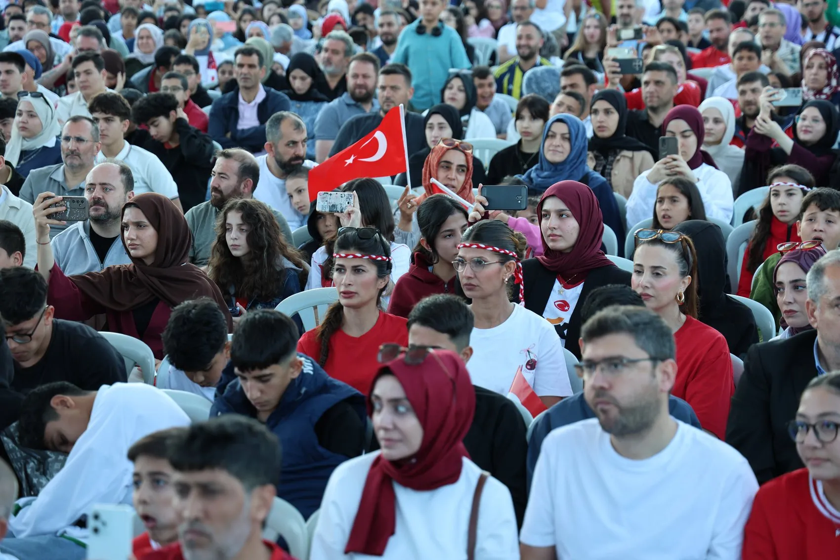 İzmir Konak Meydanı milli maçla ayağa kalktı