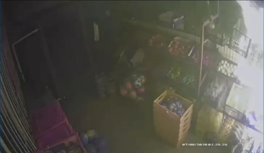 Çatalca'da marketi ateşe veren maskeli kadın güvenlik kamerasında