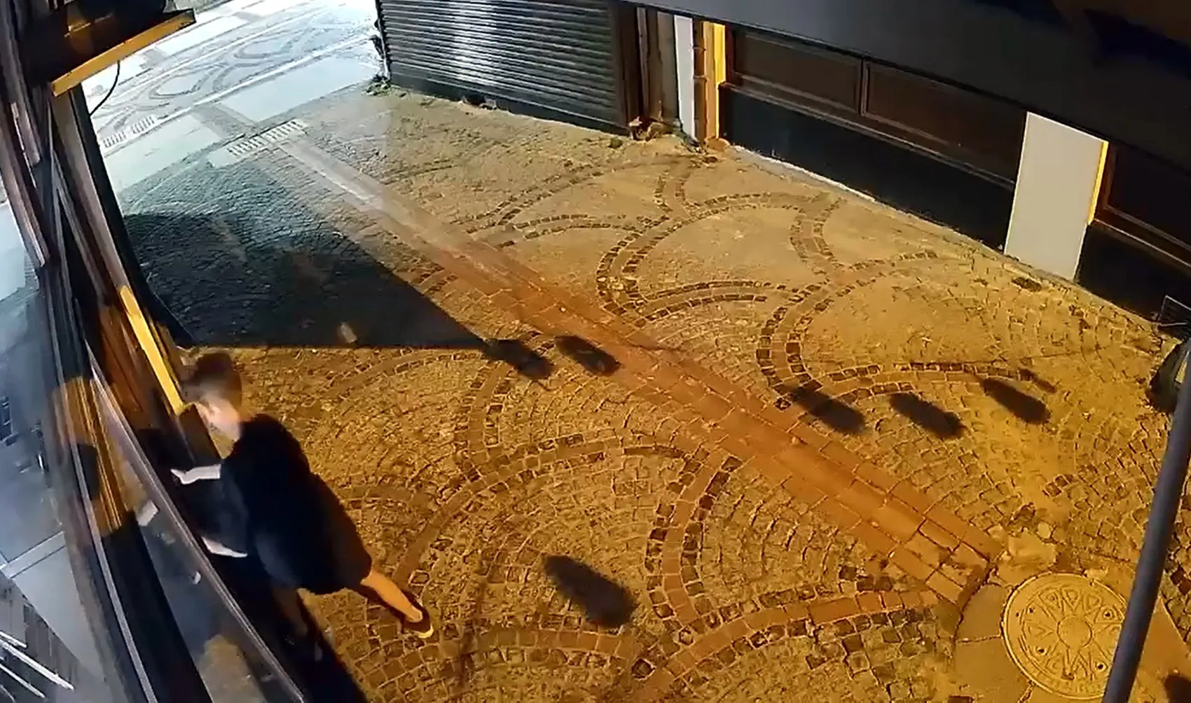 Edirne’de gece yarısı dükkan soyan iki çocuk kamerada