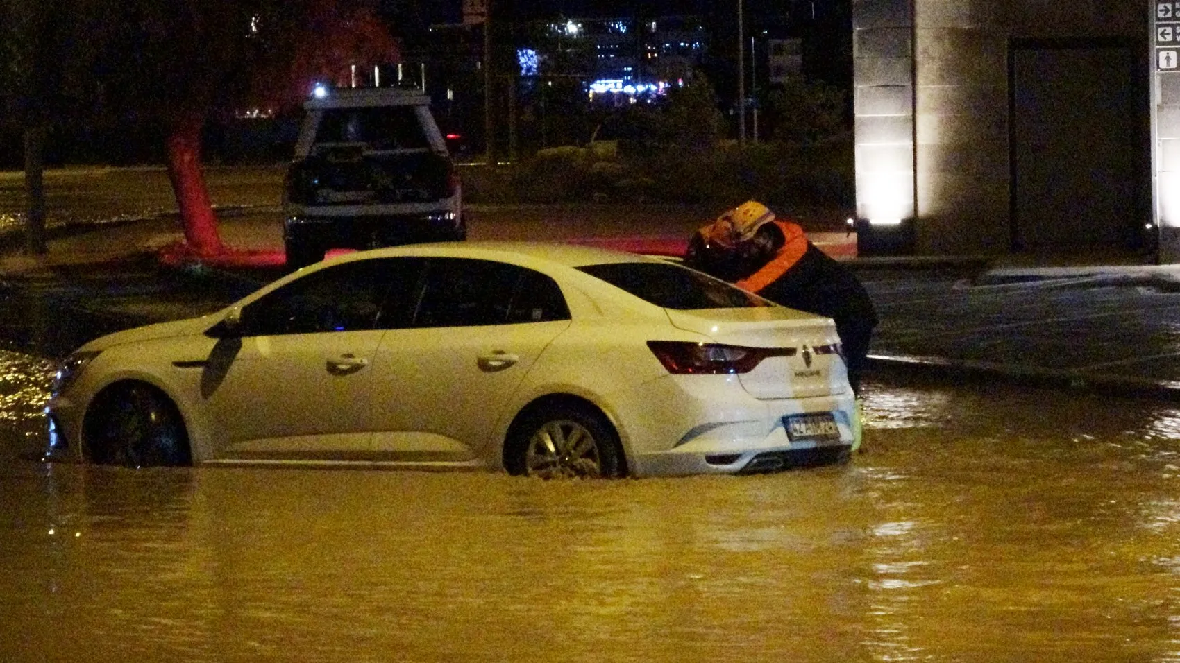 Konya’da aniden bastıran sağanak hayatı felç etti