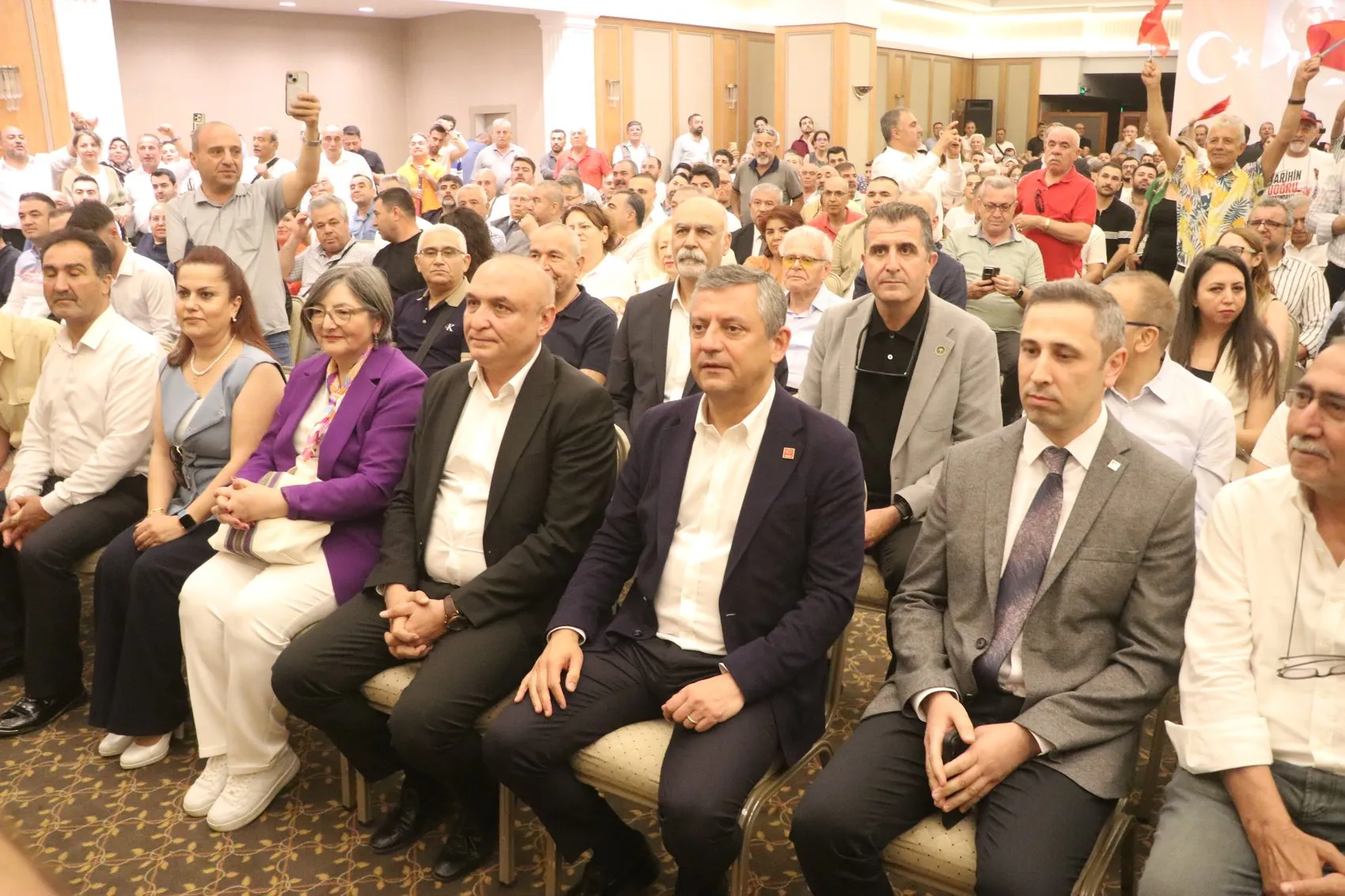 Özgür Özel'den CHP'ye yönelik müdahalelere sert çıkış