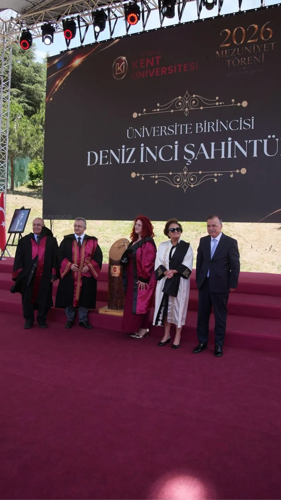 İstanbul Kent Üniversitesi mezunları yeni hayatlarına adım attı