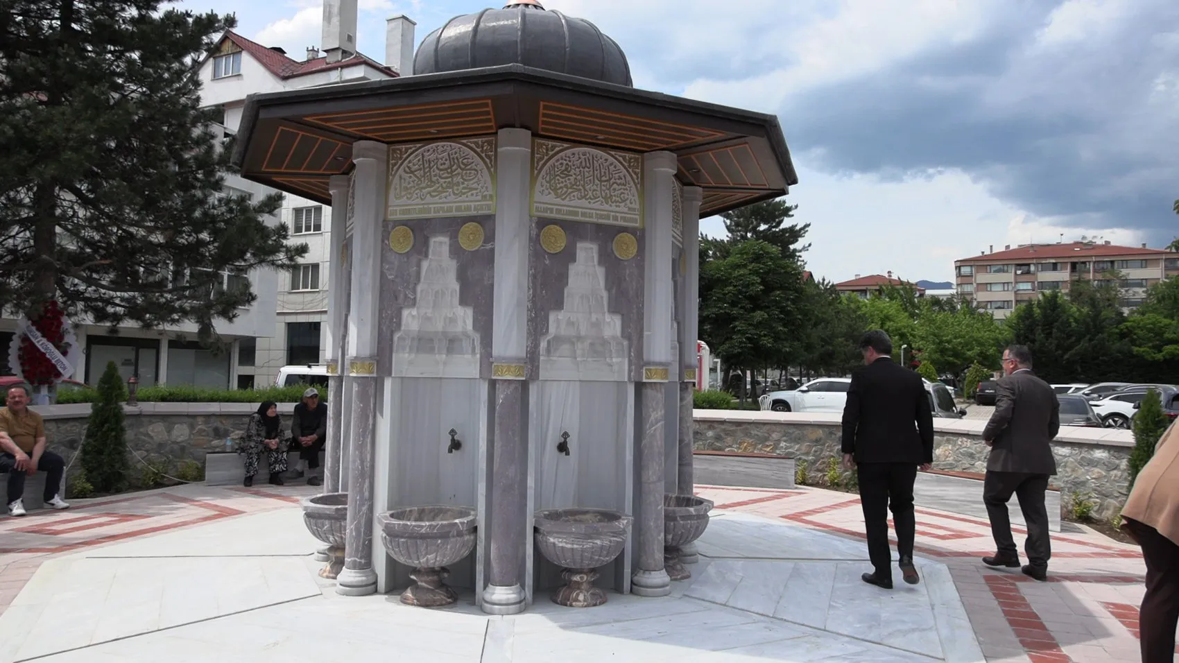 Yangın faciasında kaybettiği 8 yakını için sağlık merkezi yaptırdı