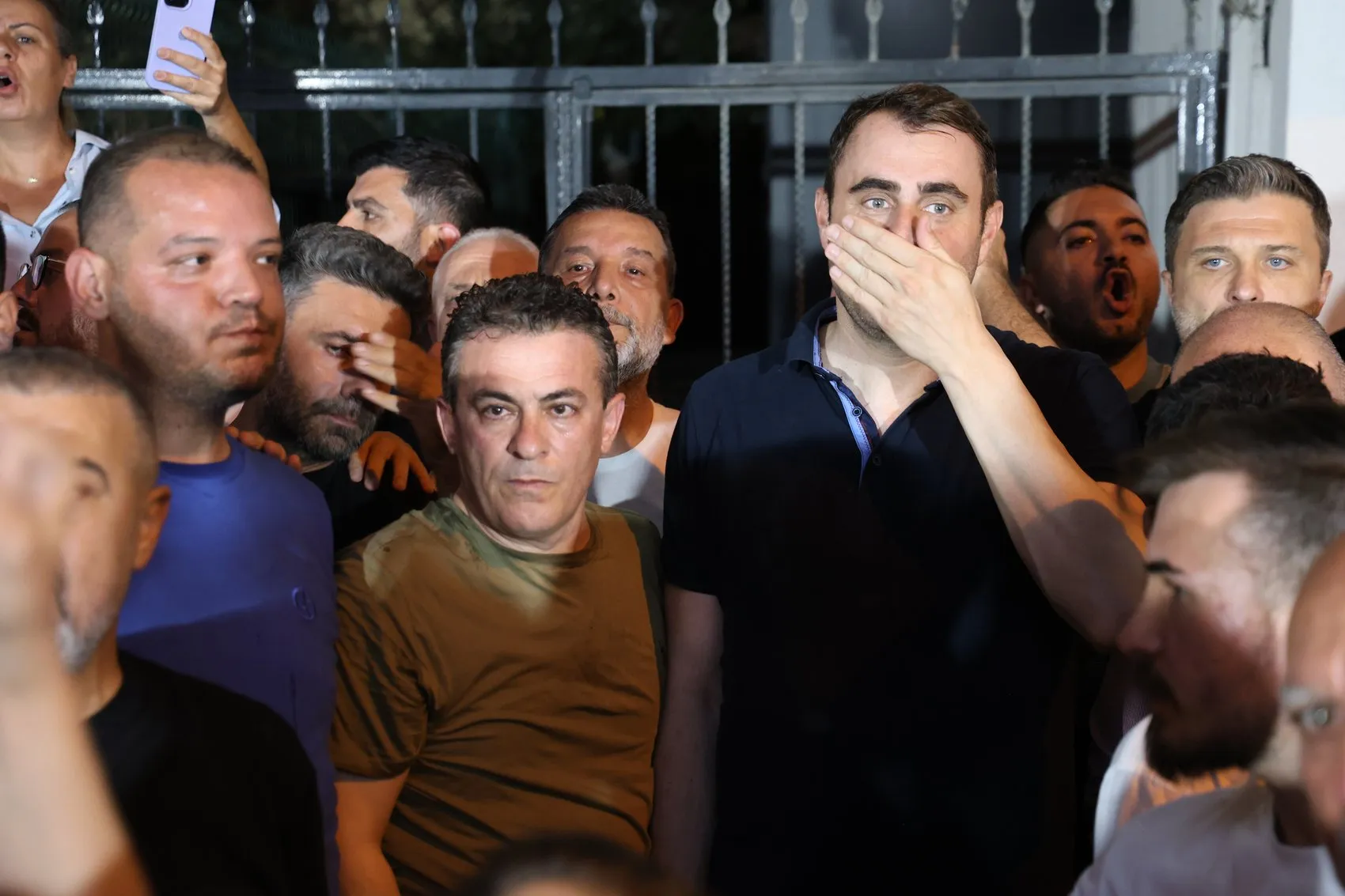 CHP İzmir binasında arbede Yeni başkan görevi devraldı
