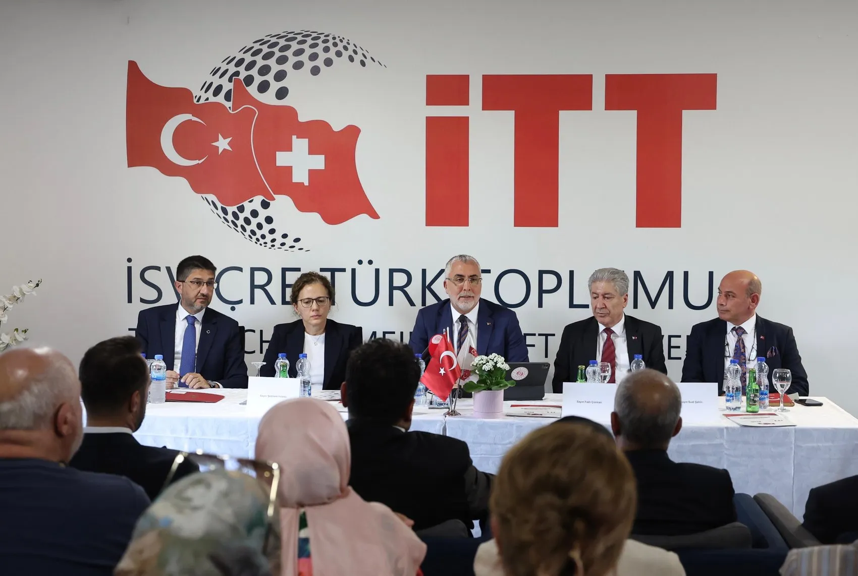 Bakan Işıkhan İsviçre'deki Türklerle buluştu Yeni yasal düzenleme geliyor