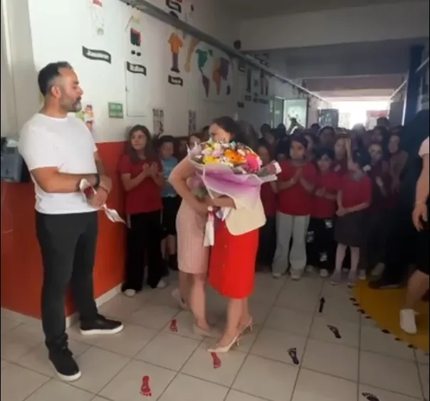 41 yıllık öğretmen son dersinde gözyaşlarıyla emekliye ayrıldı