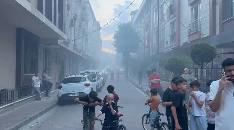 Küçükçekmece'deki kentsel dönüşüm alanında gece yangını