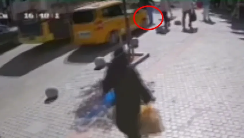 Bursa'da kontrolden çıkan taksi avukatı altına alarak sürükledi