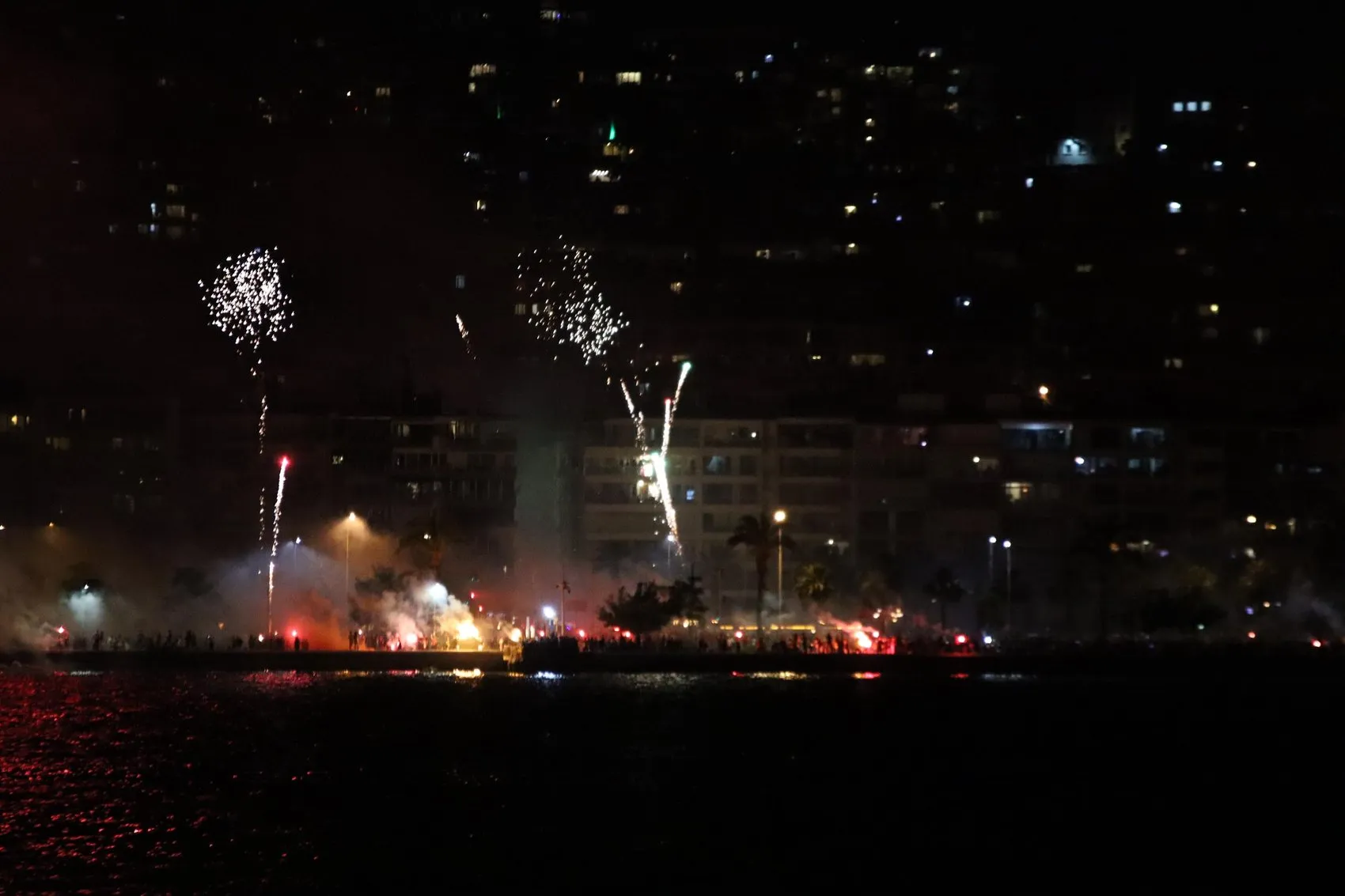 Göztepe taraftarı kulübün 101’inci yaşını meşalelerle kutladı