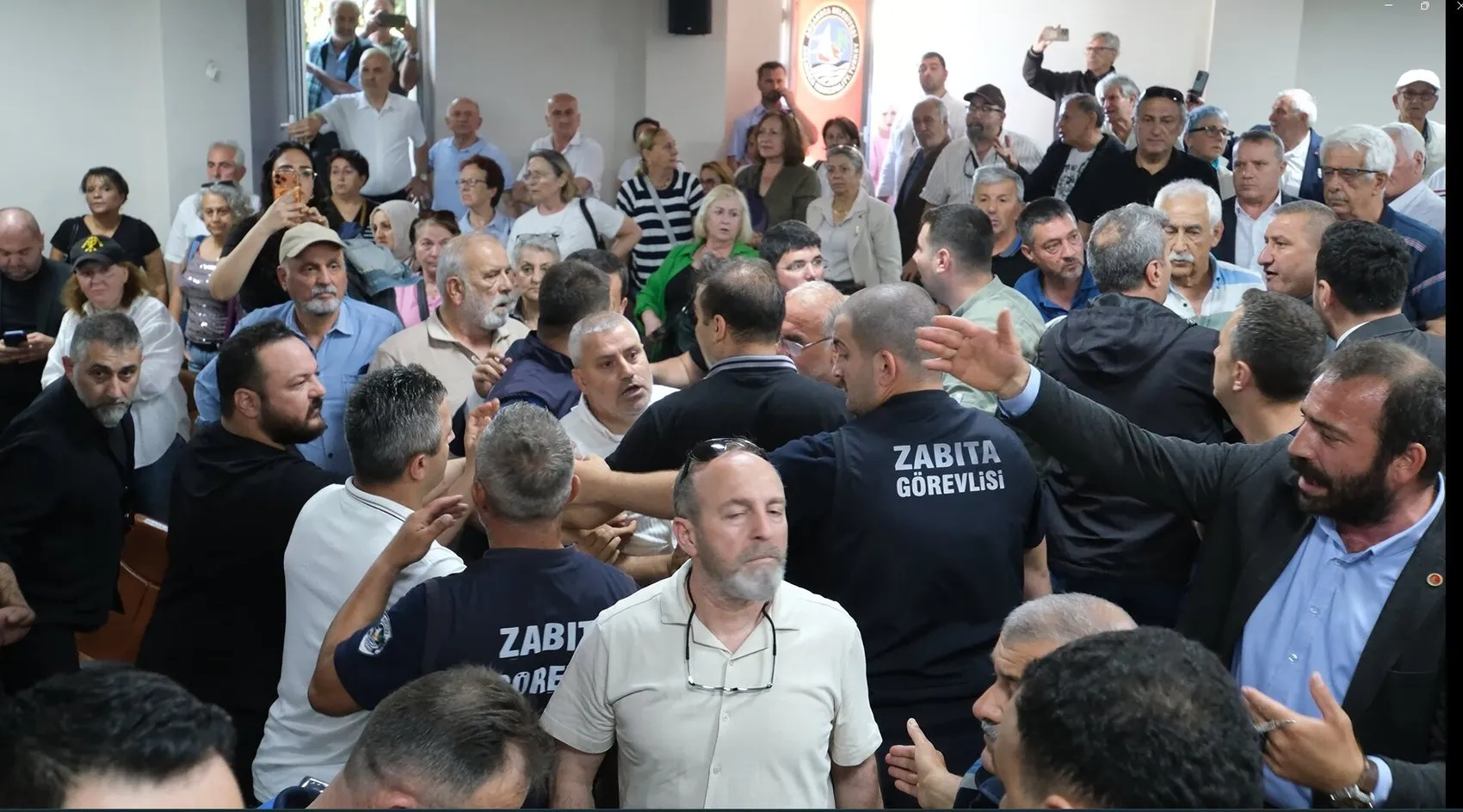 Akçakoca belediye meclisinde seçim kavgası