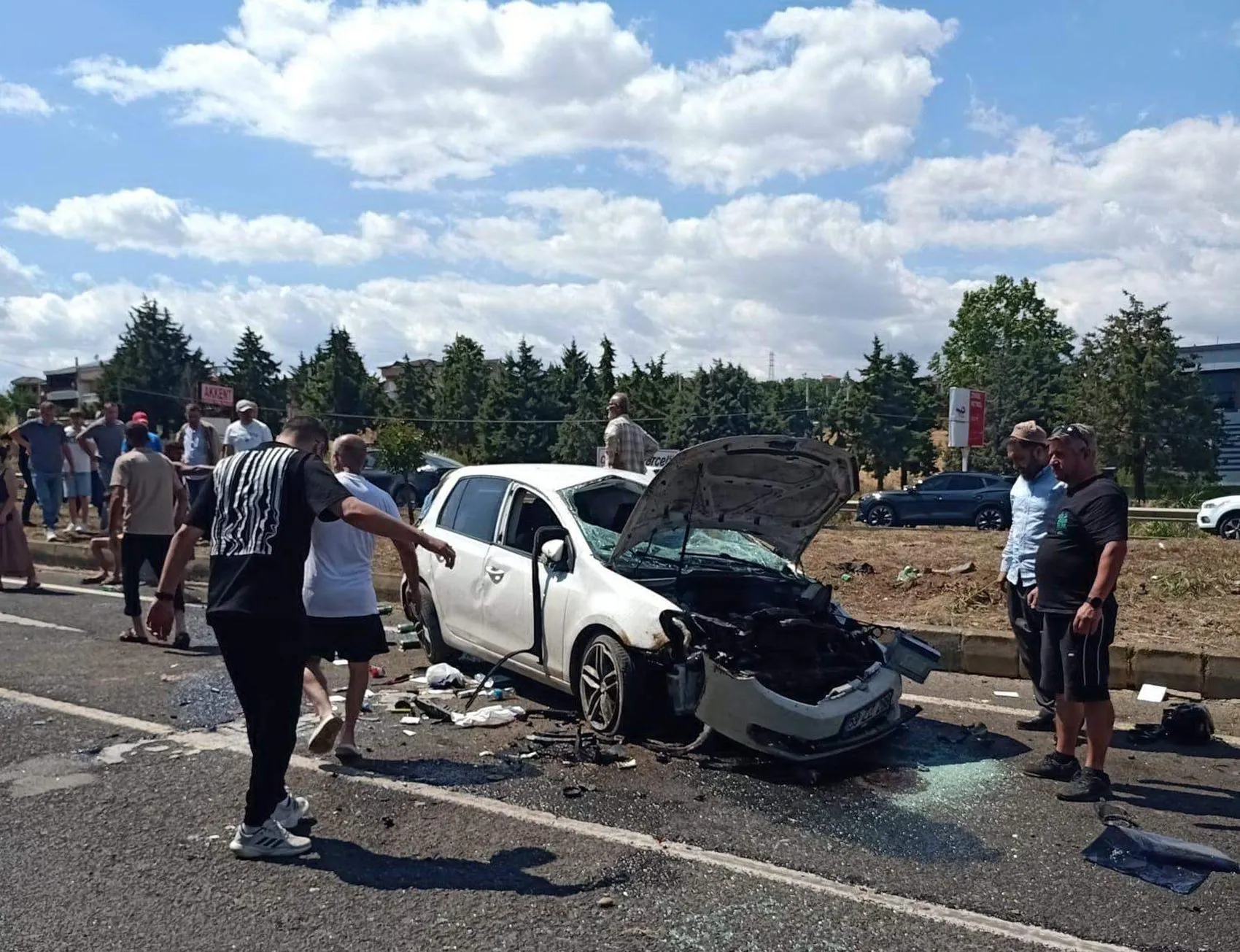 Düğün hazırlığındaki çiftin otomobili takla attı