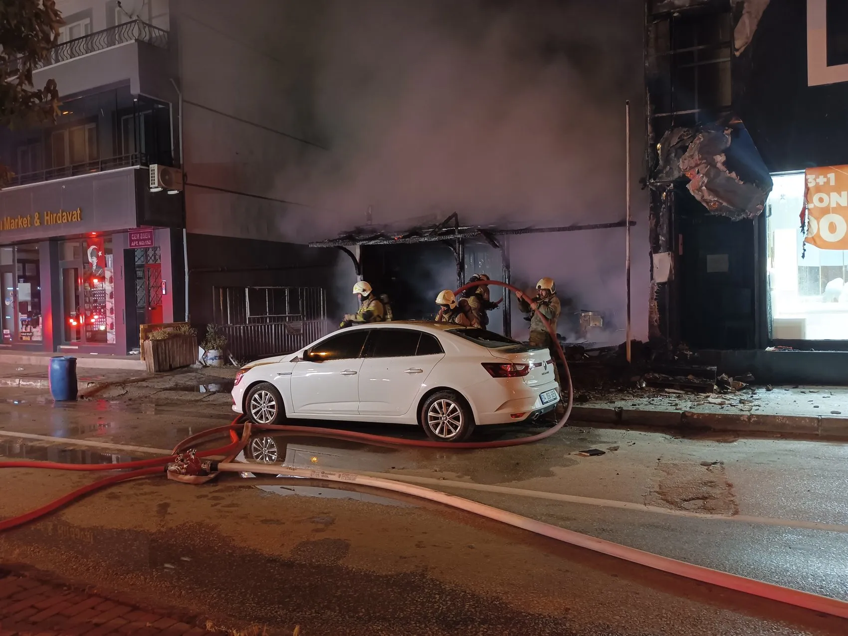 Bursa'da mobilya deposundaki yangın otomobili küle çevirdi