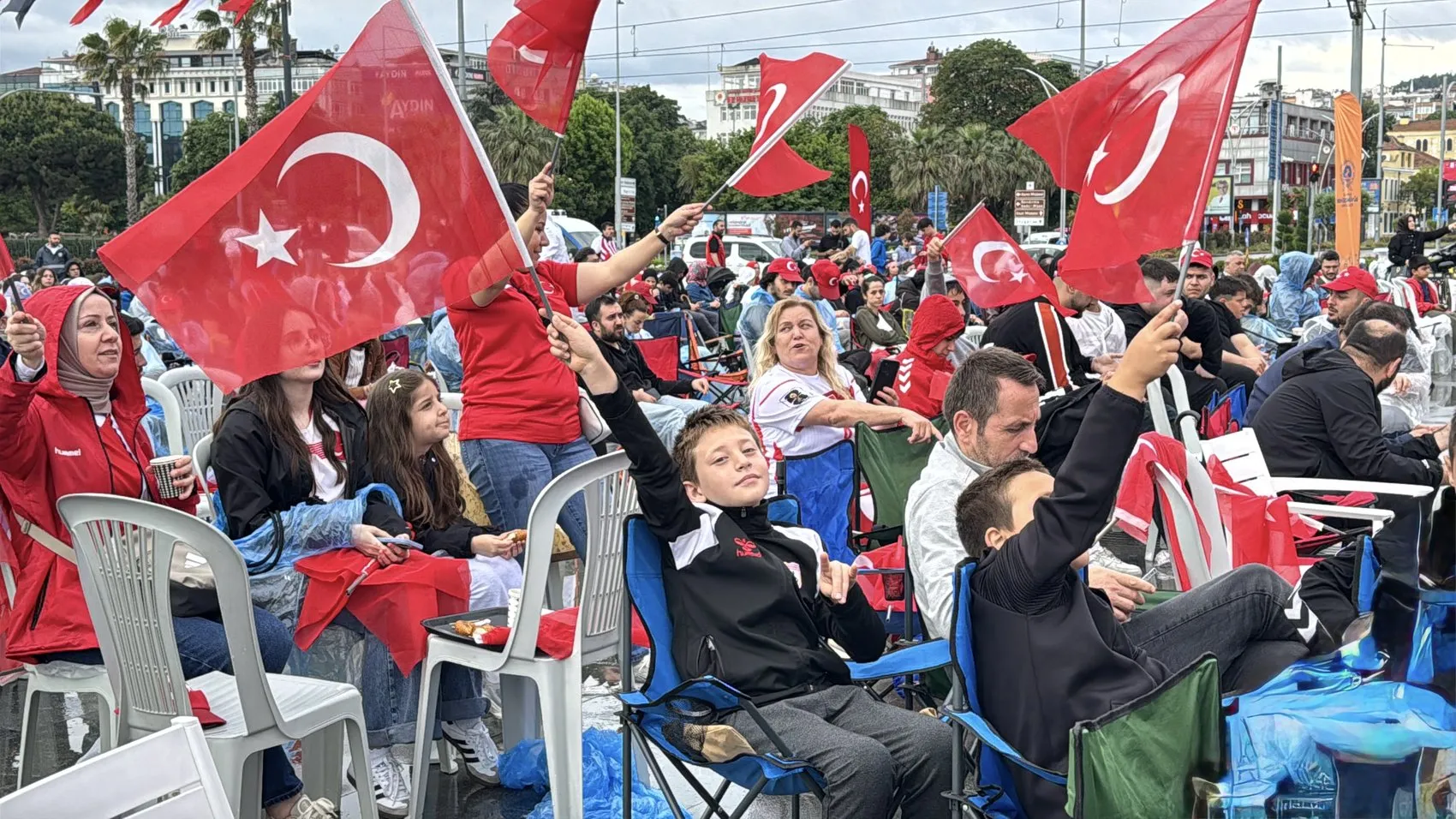 Samsunlular milli maç için yağmura aldırış etmedi