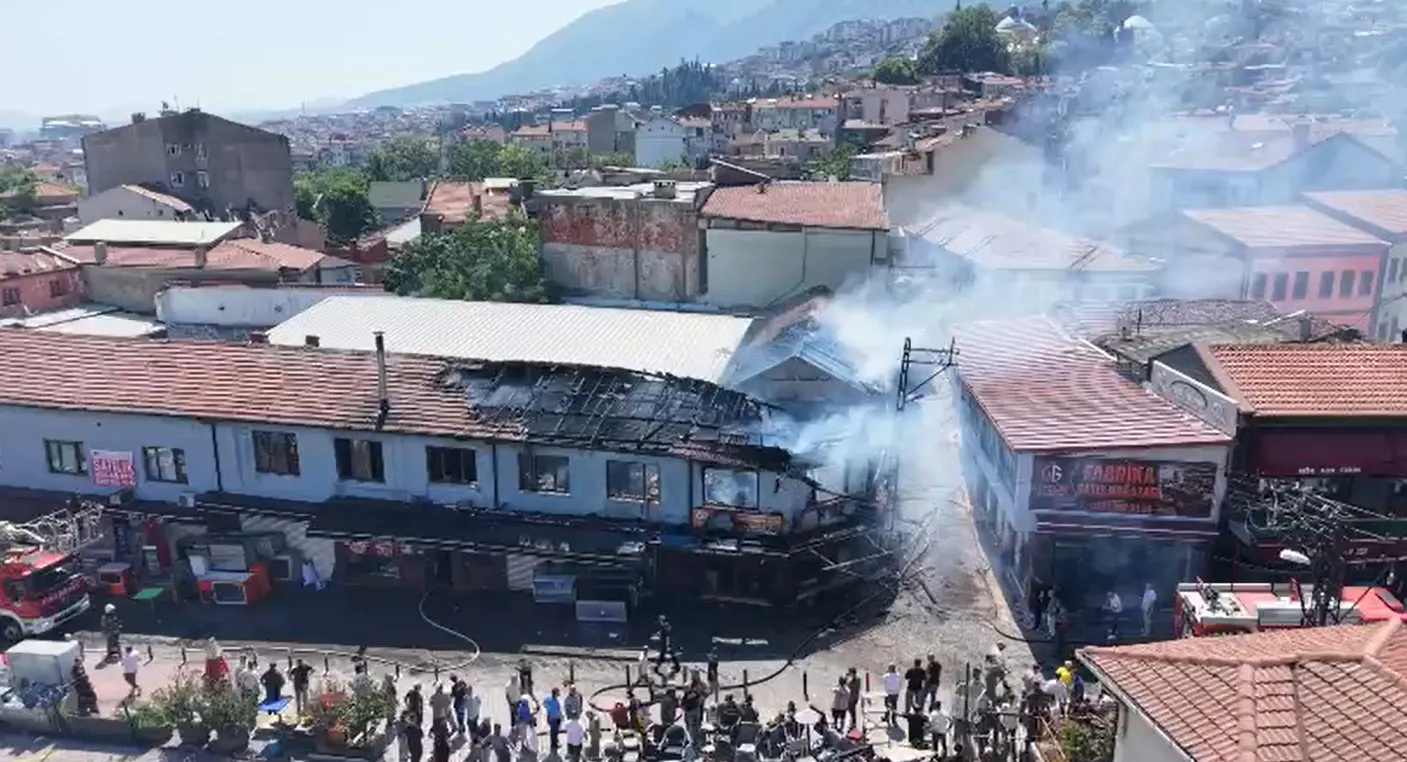 Bursa Kayıhan Çarşısı'nda dükkanları küle çeviren yangın kontrol altına alındı