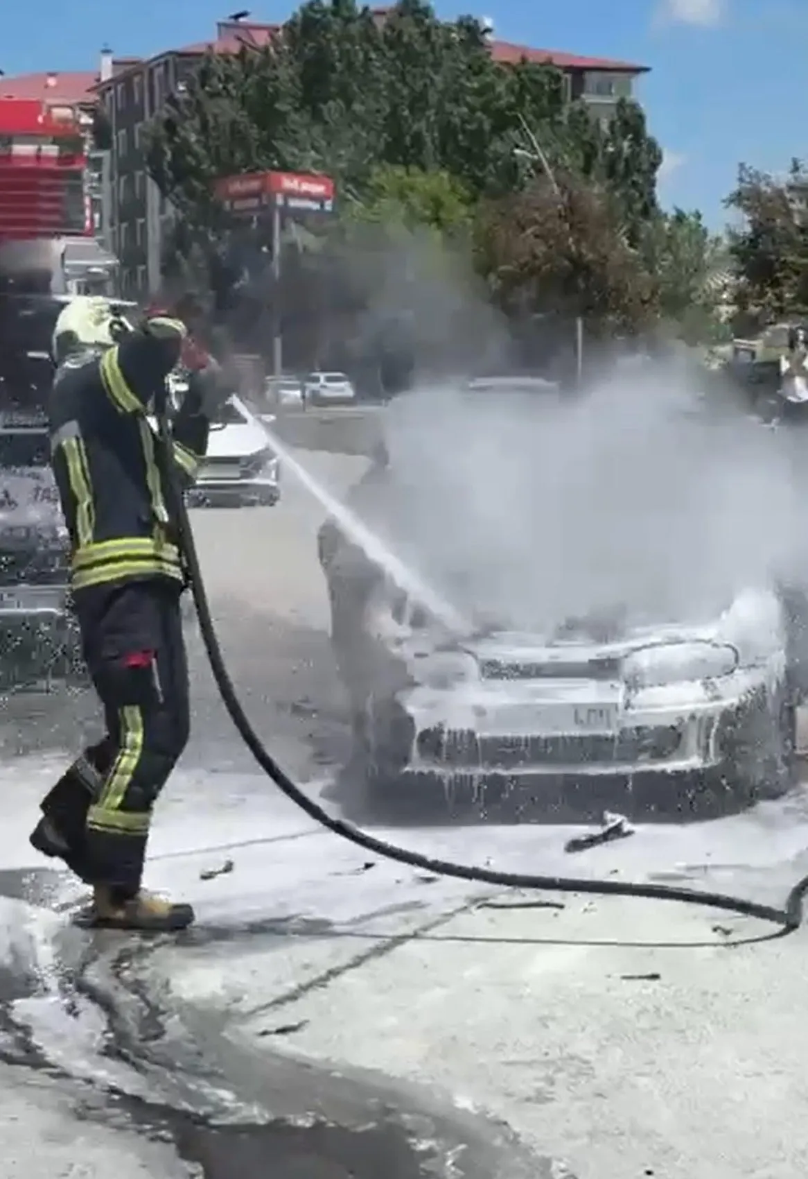 Erzurum’da seyir halindeki otomobil alevlere teslim oldu