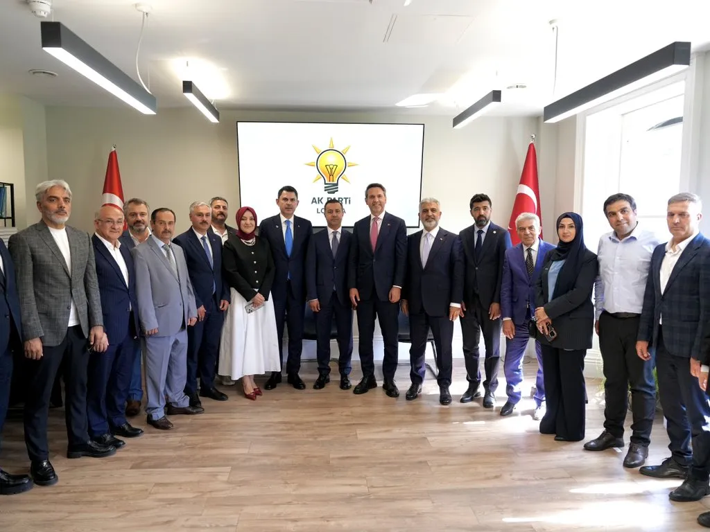 Bakanlar Kurum ve Bayraktar Londra’da teşkilatla buluştu