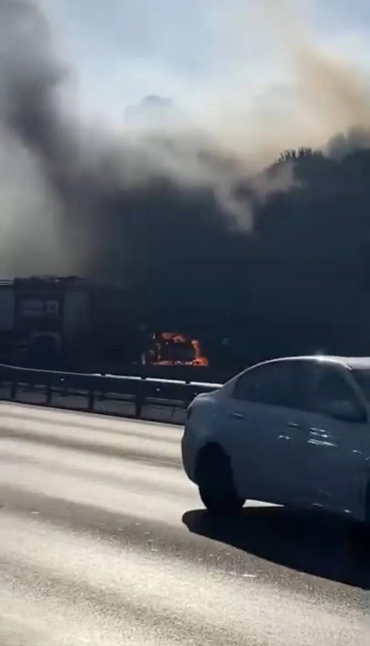 Avcılar TEM üzerinde yanan araç trafiği kilitledi