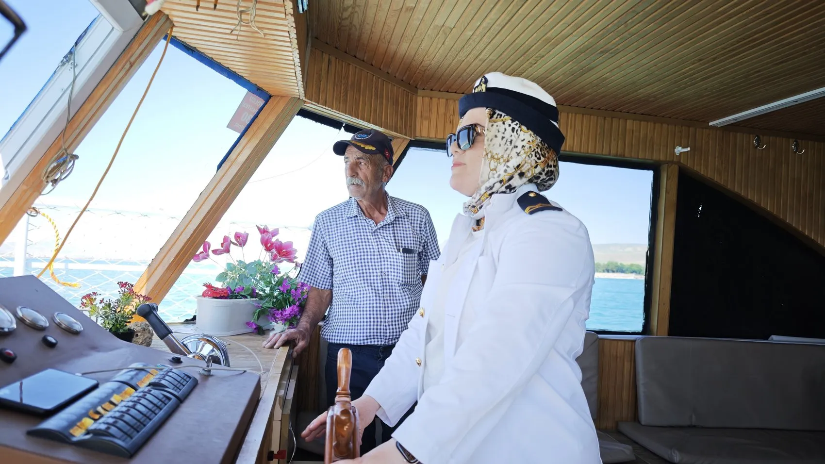 Van Gölü'nün dümeninde artık bir kadın var
