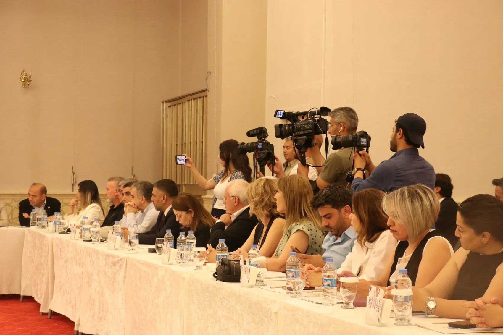 Özgür Özel Diyarbakır ziyaretinde demokrasi vurgusu yaptı