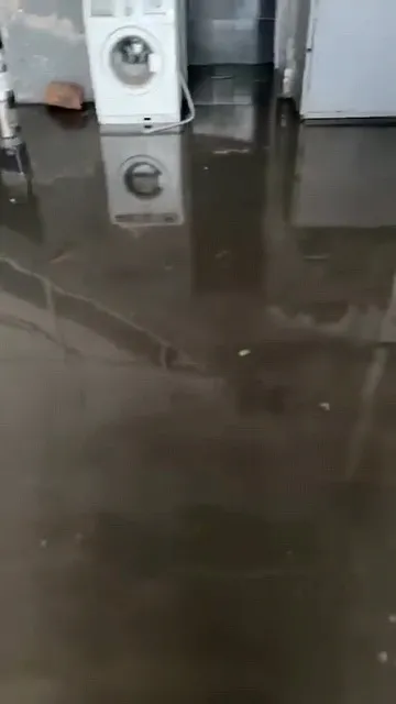 İnegöl’de sel baskını Çocuklar su birikintilerinde yüzdü