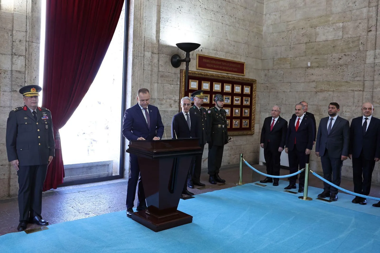 Polonya Cumhurbaşkanı Nawrocki Ankara'da Anıtkabir'e gitti