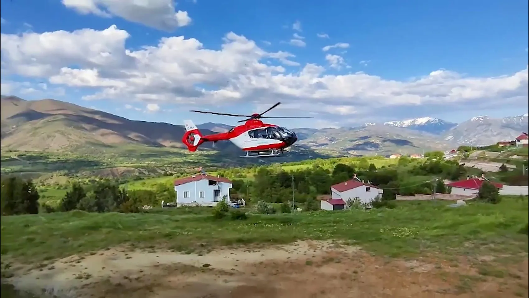 Erzincan'da zorlu arazide kalp hastasına helikopterli kurtarma operasyonu