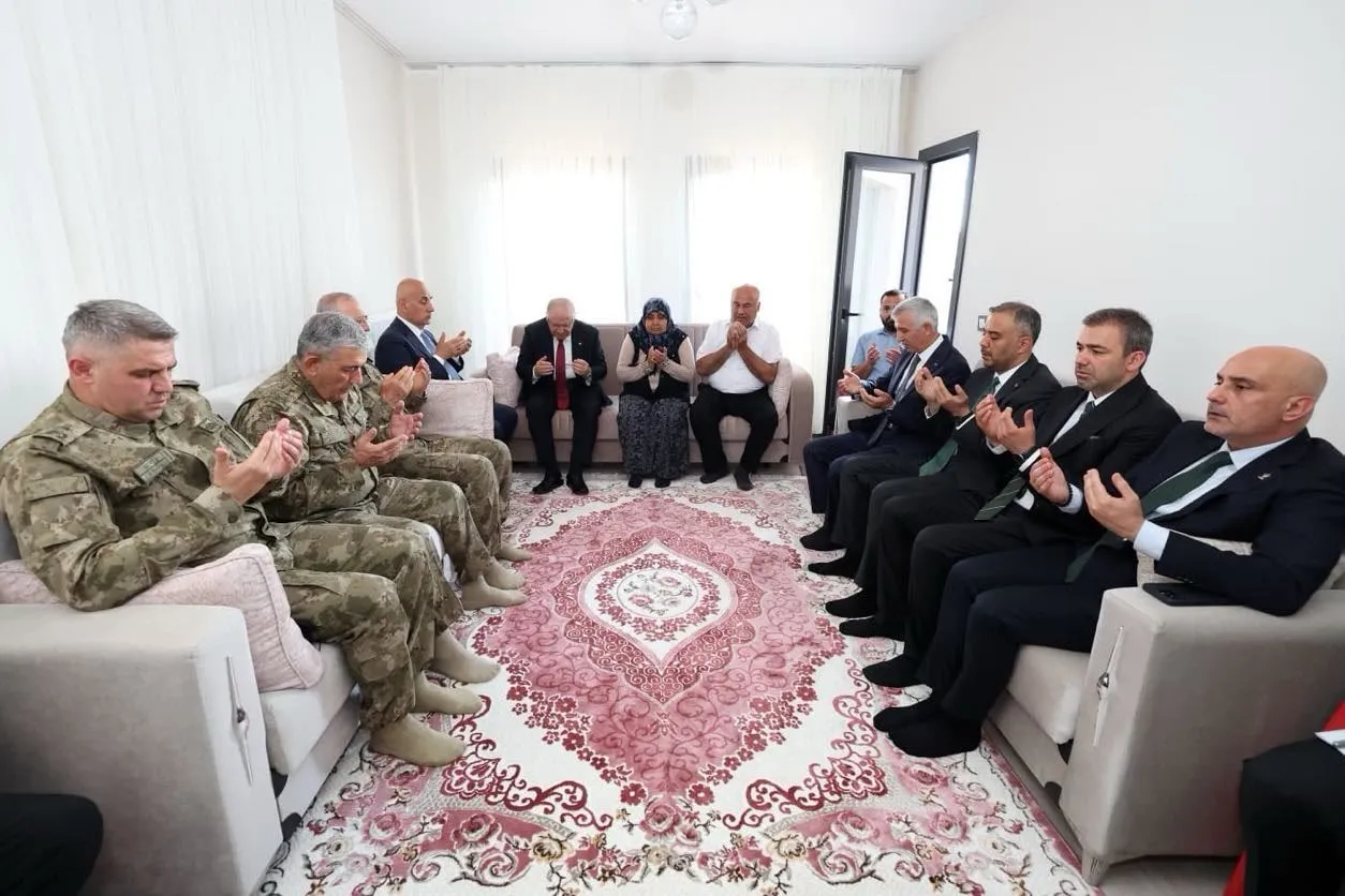 Bakan Güler Kahramanmaraşta şehit ailesinin kapısını çaldı